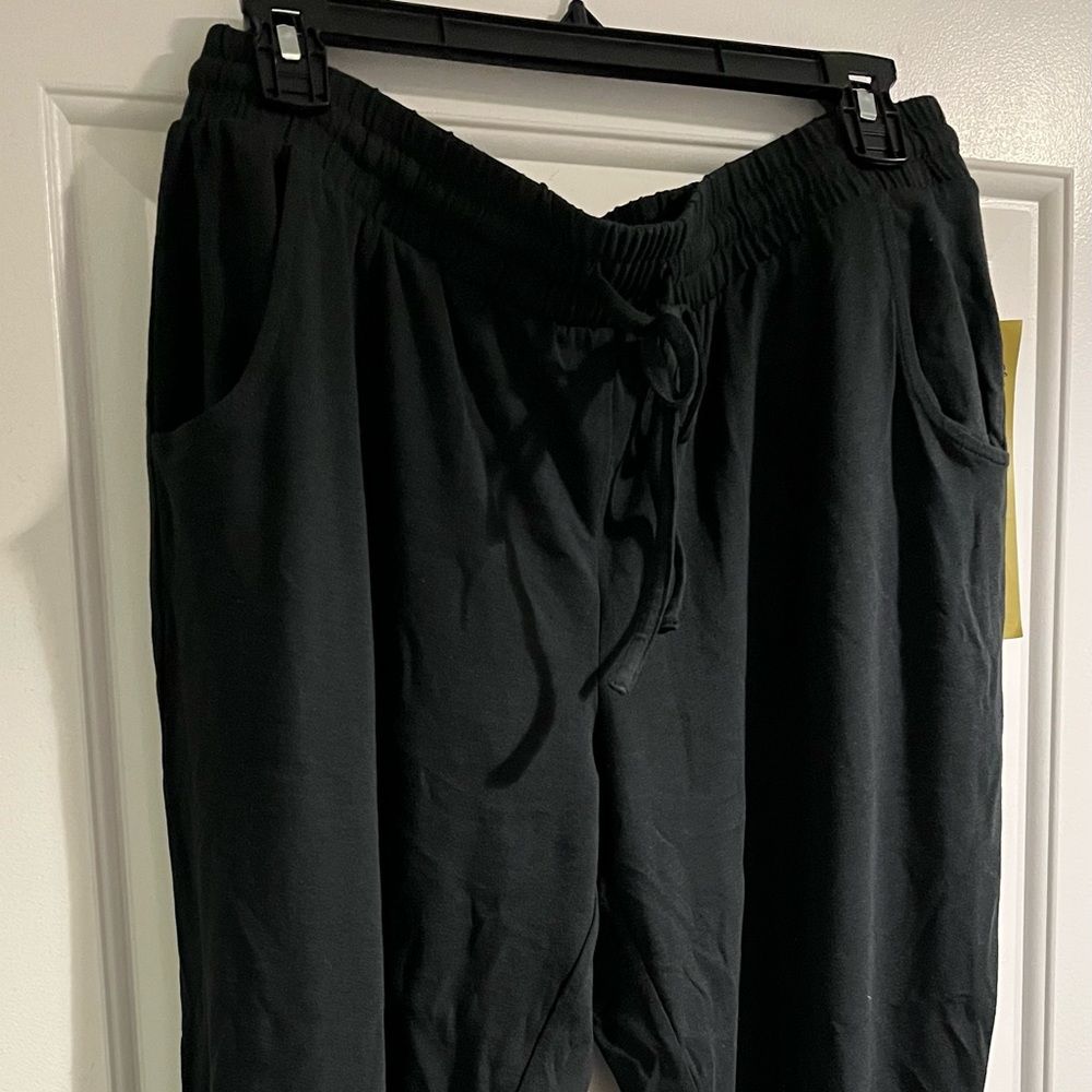 Brand new muclucks jogger with pockets